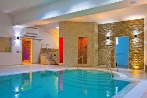 克利默内什蒂阿瑞子特酒店的游泳池,位于带游泳池的建筑内