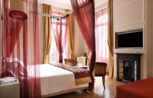 蒙福特城堡罗莱夏朵精品酒店集团客房内的一张或多张床位