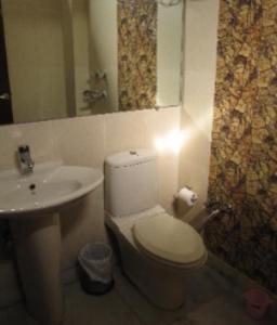 新德里木城堡酒店的浴室配有白色卫生间和盥洗盆。