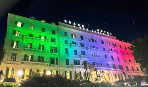 圣雷莫Grand Hotel & des Anglais Spa的建筑的侧面有彩色灯