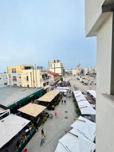 康斯坦察Next Apartments Constanta的市场的顶部景观,市场有摊位和建筑
