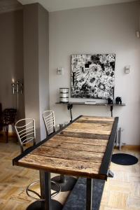 加来B&B Le Cercle De Malines的一张桌子,房间配有椅子和绘画