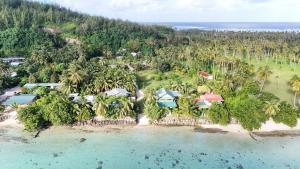 PareaFARE Tatahi的热带岛屿上度假村的空中景观