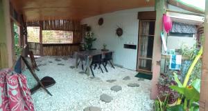PareaFARE Tatahi的一间房间,配有一张桌子,地板上有一些岩石