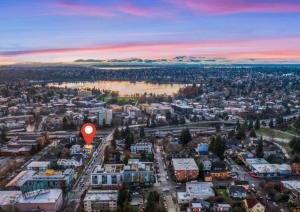 西雅图3BR 2.5BA ROOFTOP VIEW GREEN LAKE HIDEAWAY的红色气球的城市空中景观