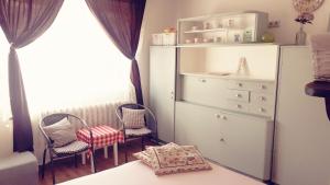 图尔诺夫Ohrazenice 103的一间卧室配有两把椅子、一个梳妆台和窗户。