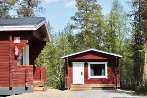 伊纳利Crow Creek Cabins的树林中带白色门的小小屋