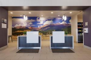 柯林斯堡La Quinta Inn & Suites by Wyndham Fort Collins, Colorado的大堂的墙上挂着山壁画