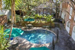 新奥尔良普雷斯迪阿梅斯酒店的庭院内带遮阳伞的游泳池