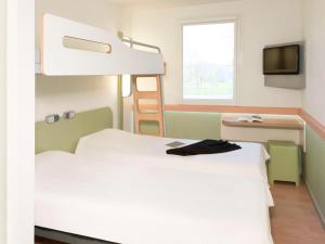 隆勒索涅ibis Budget Lons-le-Saunier的一间医院间 - 带两张床和一张双层床