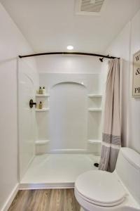 奥克兰Brand New Studio Near Downtown的白色的浴室设有卫生间和淋浴。