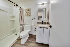 奥克兰Brand New Studio Near Downtown的白色的浴室设有卫生间和水槽。