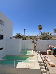卡波圣卢卡斯Casa Palo Verde的屋顶上的游泳池