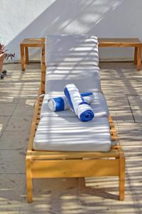 卡波圣卢卡斯Casa Palo Verde的一张带蓝色和白色枕头的木板凳