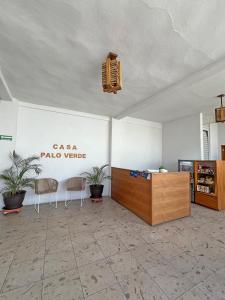 卡波圣卢卡斯Casa Palo Verde的配有椅子和桌子的房间和标志