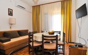 蒂瓦特兰卡旅馆的客厅配有桌子和沙发