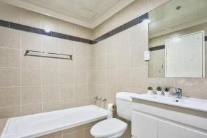 悉尼Stylish 2 Bedroom Apartment Haymarket的一间带卫生间和水槽的浴室