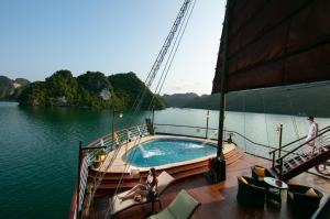 下龙湾Amanda Grand Lux Cruises Ha Long Bay的船上设有游泳池