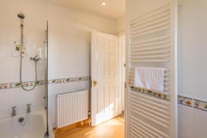 凯尔索爱德纳姆之家酒店的带淋浴和步入式淋浴间的浴室位于后门。