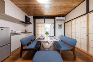 高山Guest House HINATA - Japanese House with Sauna and Open-air Bath的厨房以及带桌椅的用餐室。