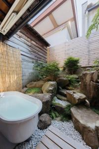 高山Guest House HINATA - Japanese House with Sauna and Open-air Bath的花园内带浴缸的浴室