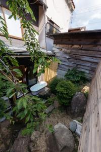 高山Guest House HINATA - Japanese House with Sauna and Open-air Bath的房屋一侧带卫生间的花园