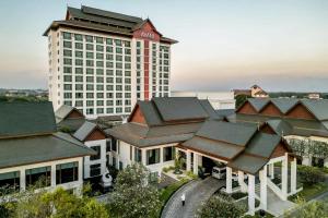 坤敬Avani Khon Kaen Hotel & Convention Centre的建筑的顶部景色,有一堆屋顶