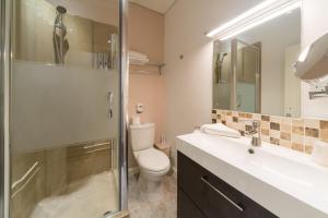 伦敦梅利塔酒店的浴室配有卫生间、盥洗盆和淋浴。