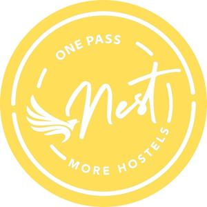 La MaretaLos Amigos NEST hostel的一张在黄圈上再过一个医院标志