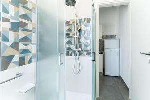 法维尼亚纳La dimora del cavatore的带淋浴的浴室和冰箱。