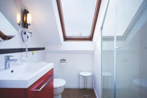 巴黎宝纳努维勒酒店的一间带水槽和卫生间的浴室以及窗户。