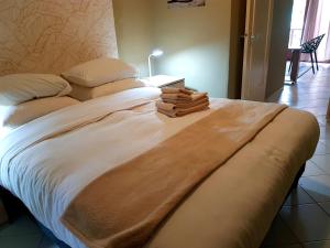 简蒂埃尔Boutique Hotel & Apartments Route 66 Curacao的一张配有白色床单和枕头的大床