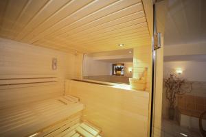 采尔马特泰勒马克公寓的一间设有木墙和木制天花板的桑拿浴室