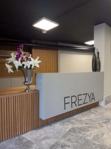 伊斯坦布尔Frezya - Exclusively Women Hotel的坐在前台上的花瓶