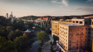 哥德堡Liseberg Grand Curiosa Hotel的城市空中景观和建筑