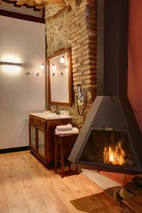 索尔索纳弗雷克塞拉酒店的带壁炉的浴室设有水槽和镜子