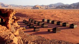 瓦迪拉姆萨勒姆营地酒店的沙漠中一排黑长椅