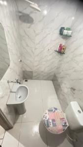 帕林廷斯Casa para o Festival de Parintins的白色的浴室设有卫生间和水槽。