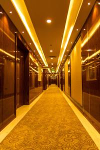 马斯喀特City Park Hotel Apartments的地毯楼里空的走廊