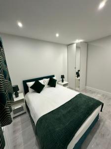 格林福德Luxury House的一间卧室配有一张带绿毯的大床