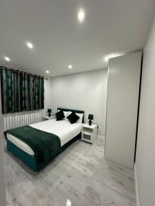 格林福德Luxury House的一间卧室配有一张带绿毯的大床