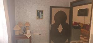 马拉喀什Hostel artistic airport的一间有门的房间,上面有阴影