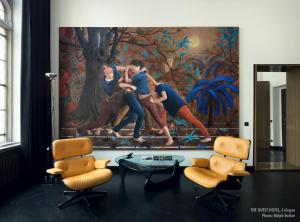 科隆奎斯特隐居酒店的墙上一幅带椅子的画
