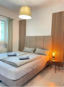 柏林Moderne Wohnung in Ruhiger Umgebung nahe Messe的一间卧室配有一张大床和两个枕头