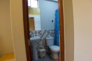 奥克萨潘帕Hospedaje Vista Verde的一间带卫生间和水槽的浴室