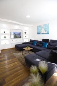 SurčinAirport Stay Apartments的客厅配有沙发和桌子