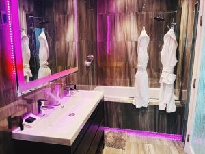 蒙特利尔库图玛酒店的浴室设有白色水槽和镜子