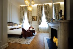 布鲁塞尔Hotel Fleur de Ville的一间卧室配有一张床和一个壁炉