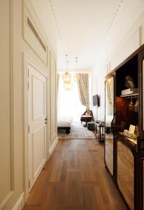 布鲁塞尔Hotel Fleur de Ville的走廊设有白色门和木地板