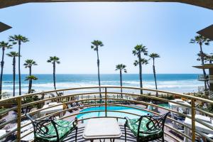 圣地亚哥太平洋露台酒店 的从度假村的阳台上可欣赏到海滩景色
